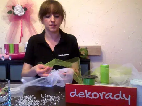 Jak ułożyć tiul na stole? Efektowne dekoracje krok po kroku