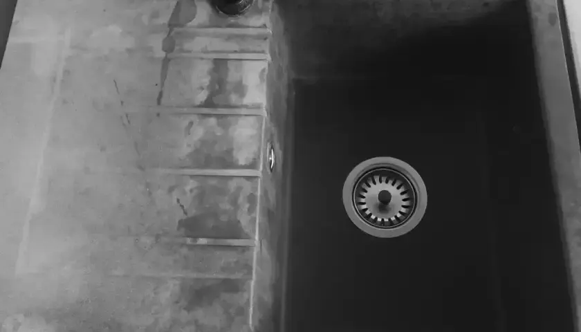 Zlewozmywak ceramiczny z widocznymi przebarwieniami. Dowiedz się, jak usunąć przebarwienia na zlewie ceramicznym, aby przywrócić mu blask.
